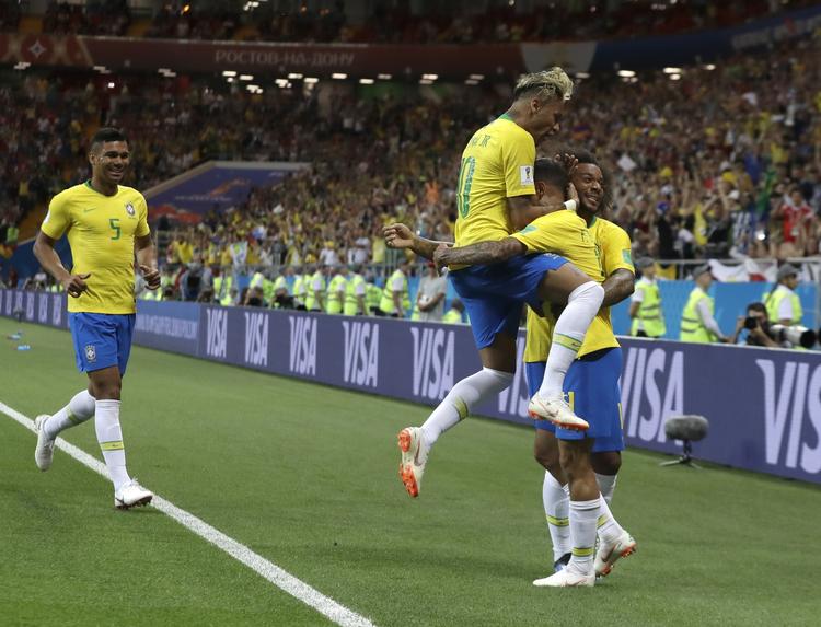 Philippe Coutinho hyldes af holdkammeraterne efter den flotte scoring.   Themba Hadebe/AP