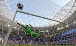 Keylor Navas kunne ikke gøre meget i Costa Rica-målet på Aleksandar Kolarovs frisparksperle. Natacha Pisarenko/AP