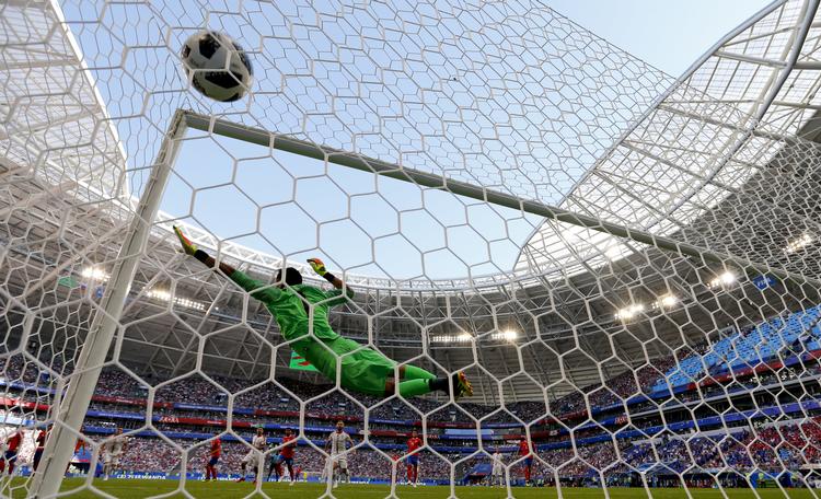 Keylor Navas kunne ikke gøre meget i Costa Rica-målet på Aleksandar Kolarovs frisparksperle. Natacha Pisarenko/AP