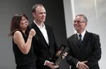 Mens alt endnu var forholdsvis fryd og gammen mellem Bernard Hinault (th) og Chris Froome. Den franske legende overrakte Tour de France-kongen trofæet som årets bedste cykelrytter i forbindelse med sidste efterårs præsentation af den kommende Tour de France-rute.
   Christophe Ena/AP