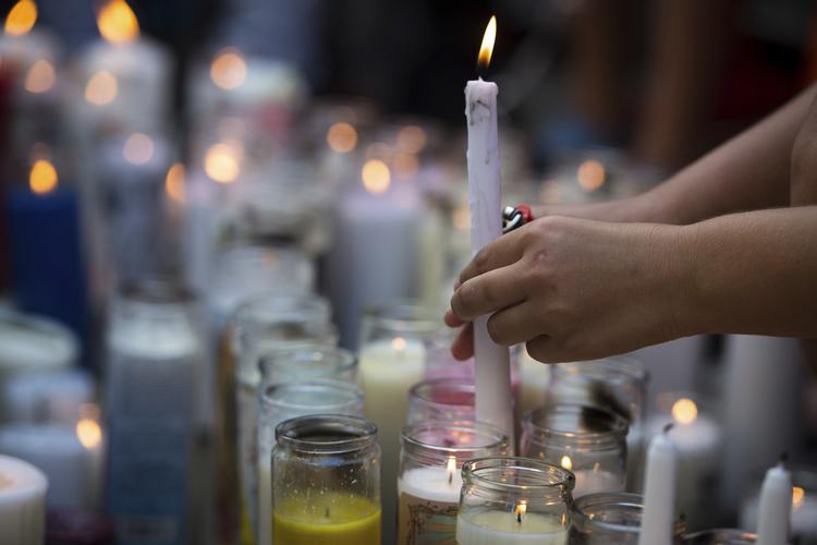 Fans af XXXTentacion tænder lys og markerer hans død i Deerfield Beach, Florida.  Yutao Chen/AP