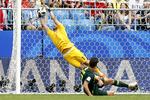 Kasper Schmeichel redder et forsøg fra Australiens Mathew Leckie.
   Finn Frandsen/POLFOTO