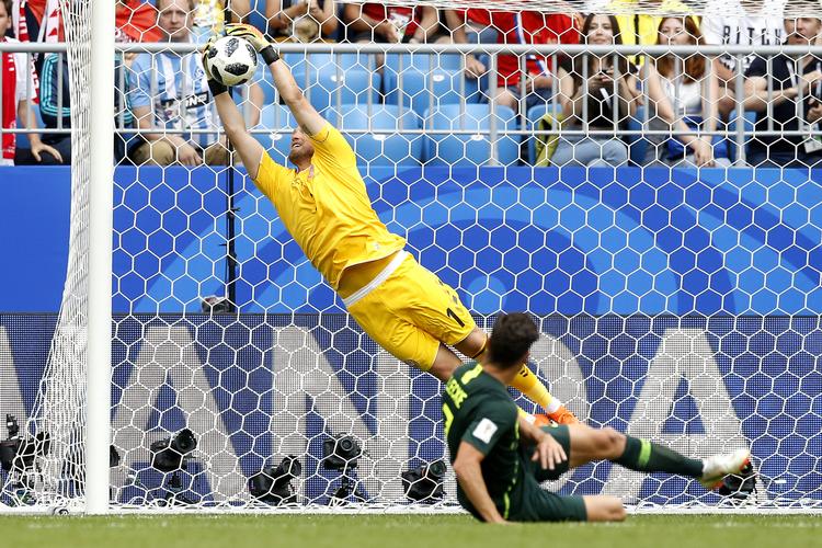 Kasper Schmeichel redder et forsøg fra Australiens Mathew Leckie.
   Finn Frandsen/POLFOTO