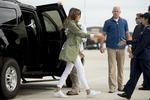 Førstedame, Melania Trump, skal besøge to interneringslejre for børn ved grænsen mellem USA og Mexico. Billedet er taget torsfag på vejen dertil. Andrew Harnik/AP