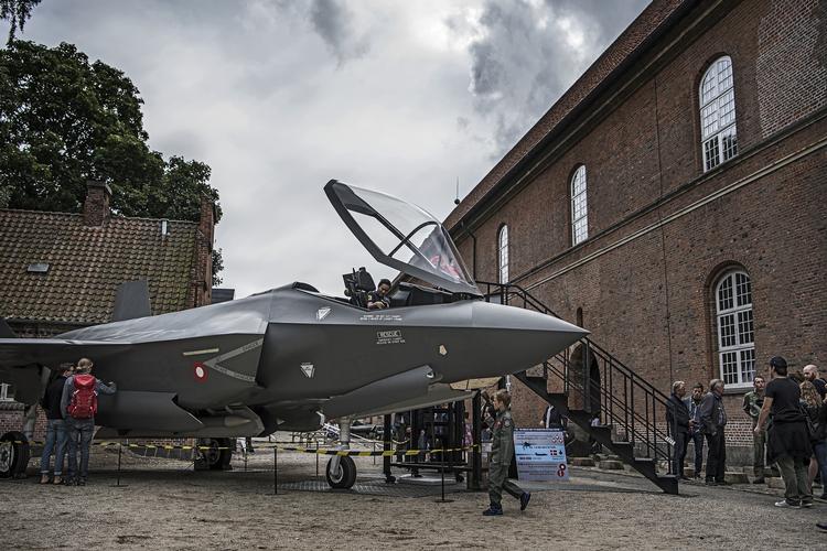 I 2017 fik interesserede mulighed for at se et F-35 Joint Strike Fighter kampfly helt tæt på, da en 1:1-model besøgte Tøjhusmuseet. Henning Hjorth/POLFOTO