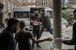 Gadepulsen på Indre Nørrebro er en af de institutioner, som arbejder med familierettede initiativer. Gadepulsen inddrager unge som medarrangører af det årlige Nørrebroløb. Her pakker de gaveposer til deltagerne i sidste års løb.
 Maud Lervik/POLFOTO