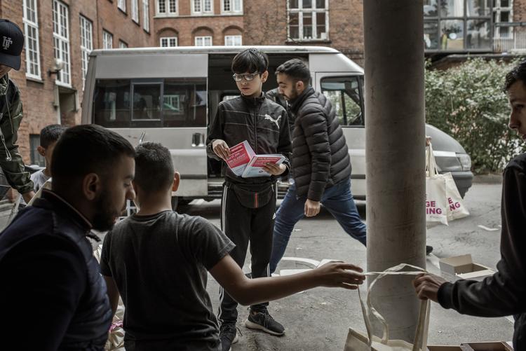 Gadepulsen på Indre Nørrebro er en af de institutioner, som arbejder med familierettede initiativer. Gadepulsen inddrager unge som medarrangører af det årlige Nørrebroløb. Her pakker de gaveposer til deltagerne i sidste års løb.
 Maud Lervik/POLFOTO
