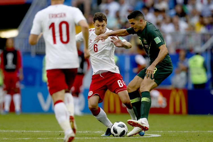 Andreas Christensen - her i duel med Tom Rogic - spillede en god VM-kamp mod Australien. Finn Frandsen/POLFOTO