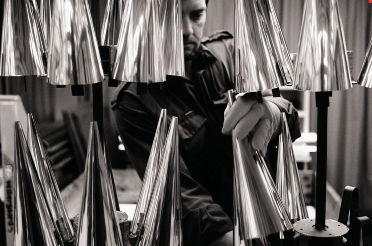 Perfektion. Der bliver lavet højttalere på livet løs hos Bang & Olufsen, som har specialiseret sig i aluminiumsoverflader. Det er designerne, der løber med opmærksomheden, mens de ansatte i produktionen sjældent bliver omtalt. Det er ærgerligt, for mange af dem er dygtige håndværkere.  Pr