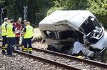 
    To blev dræbt i ulykken, hvor en minibus blev ramt af et tog ved en ubevogtet jernbaneoverskæring ved Sig nord for Varde tirsdag. John Randeris/Ritzau Scanpix