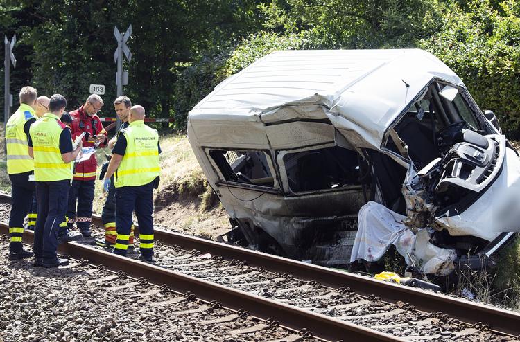 
    To blev dræbt i ulykken, hvor en minibus blev ramt af et tog ved en ubevogtet jernbaneoverskæring ved Sig nord for Varde tirsdag. John Randeris/Ritzau Scanpix