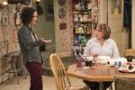 Datter og mor er her samlet, men i den nye serie 'The Conners', medvirker moderen Roseanne Conner ikke. Greg Gayne/AP