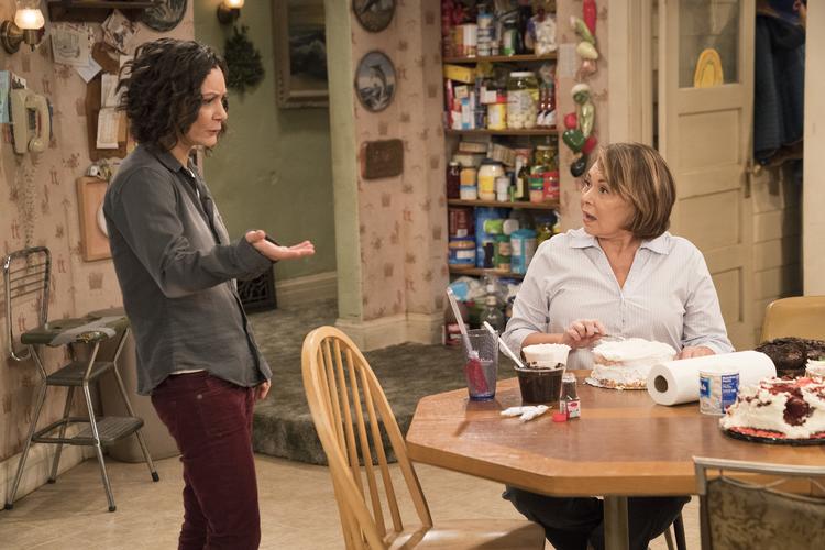 Datter og mor er her samlet, men i den nye serie 'The Conners', medvirker moderen Roseanne Conner ikke. Greg Gayne/AP