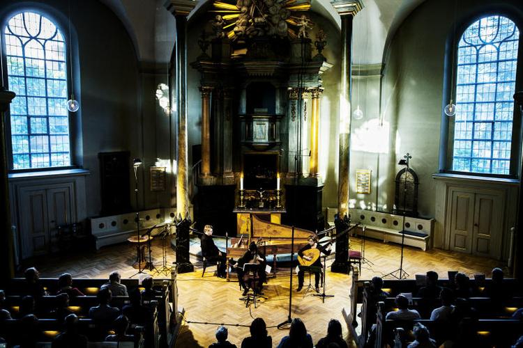 Første koncert på dette års udgave af festivalen Midsommerbarok bød på store udtryk og fine fraseringer. Fotoet her er fra en koncert med japanske Reiko Ichise, Elizabeth Kenny, Allan Rasmussen og Arte dei Suonatori til Midsommerbarok i 2014. Arkivfoto Janus Engel/POLFOTO