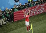 Med sine 3 mål har Denis Cheryshev som Ruslands topscorer bidraget til, at værtsnationen er videre - hvilket tidligere kun er kikset én gang.  Dmitri Lovetsky/AP