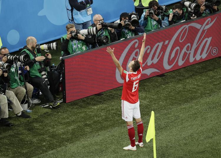 Med sine 3 mål har Denis Cheryshev som Ruslands topscorer bidraget til, at værtsnationen er videre - hvilket tidligere kun er kikset én gang.  Dmitri Lovetsky/AP