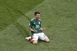 Stortalentet Hirving Lozano fejrer sejrsmålet mod Tyskland.   Michael Probst/AP