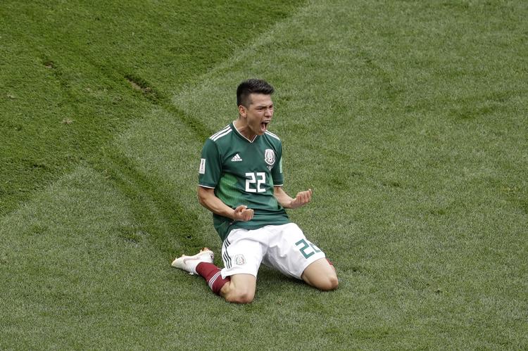Stortalentet Hirving Lozano fejrer sejrsmålet mod Tyskland.   Michael Probst/AP