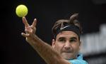 Roger Federer er trods sine 36 år stadig meget ambitiøs og sulten efter at vinde flere titler. Han er igen tæt på i tyske Halle i denne uge.
   Marijan Murat/AP