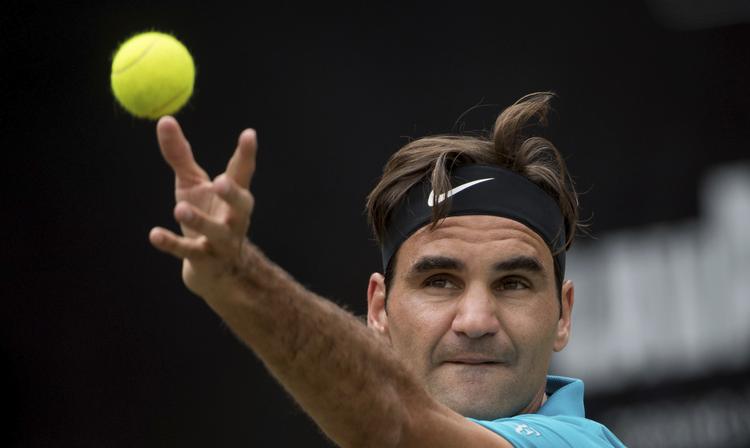 Roger Federer er trods sine 36 år stadig meget ambitiøs og sulten efter at vinde flere titler. Han er igen tæt på i tyske Halle i denne uge.
   Marijan Murat/AP