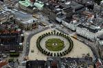 Om et års tid begynder Kongens Nytorv at ligne sit gamle jeg. Men pladsen slipper ikke for den tætte trafik, der ledes forbi: Et SF-forslag om at lukke den for motorkøretøjer fik ikke opbakning i Borgerrepræsentationen. Arkivfoto. Jacob Ehrbahn/POLFOTO