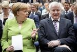 Angela Merkel er kommet under pres fra sin indenrigsminister, Horst Seehofer.  Kay Nietfeld/AP