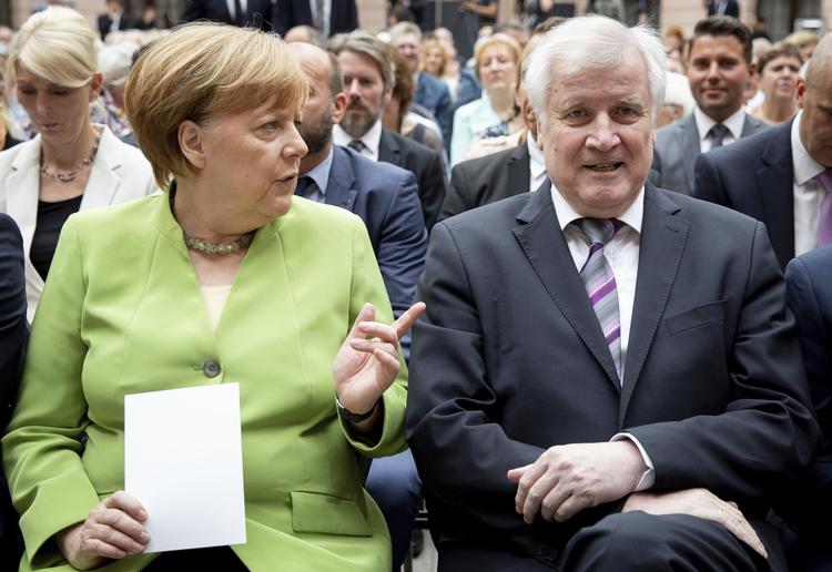 Angela Merkel er kommet under pres fra sin indenrigsminister, Horst Seehofer.  Kay Nietfeld/AP
