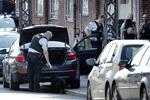 Politiet fotograferet 31. maj, hvor de arbejdede på Husum Torv, efter at der var blevet affyret flere skud.
   Jens Dresling/POLFOTO