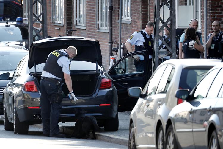 Politiet fotograferet 31. maj, hvor de arbejdede på Husum Torv, efter at der var blevet affyret flere skud.
   Jens Dresling/POLFOTO
