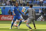 Neymar skulle bruge mange forsøg, før det til aller sidst lykkedes at passere Keylor Navas på Costa Rica-stregen. 
   Dmitri Lovetsky/AP