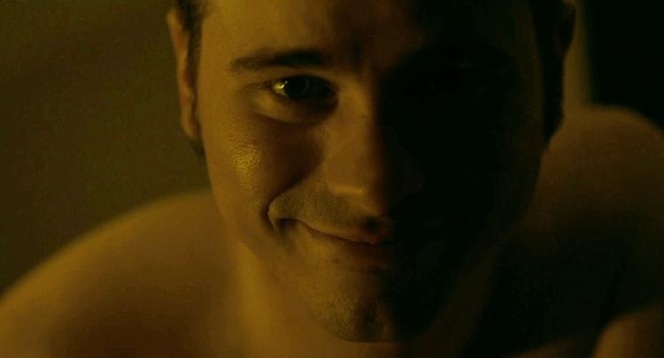 Som seer fornemmer man vægten af 40-årige Bill på sin egen krop, når man ser ham gennem den 13-årige Jennys forelskede, men forledte blik. Foto fra filmen/HBO 