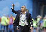 Den brasilianske landstræner, Tite, skadede sig selv i en jubelscene. 
 Petr David Josek/AP