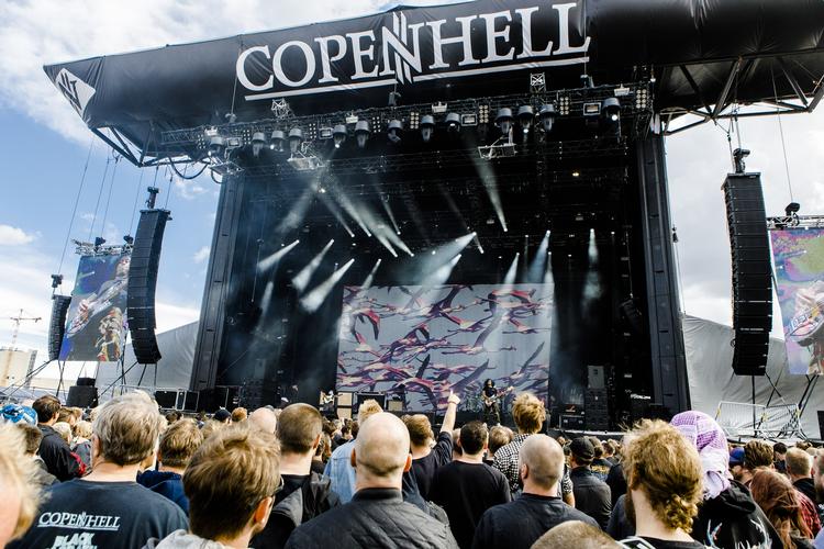  Copenhell er en festival for musik, men lige så meget et stort glimt i øjet med længselsfulde undertoner fra en anden verden, mener anmelder Alexander Vesterlund. 
   Lange Per/Ekstra Bladet