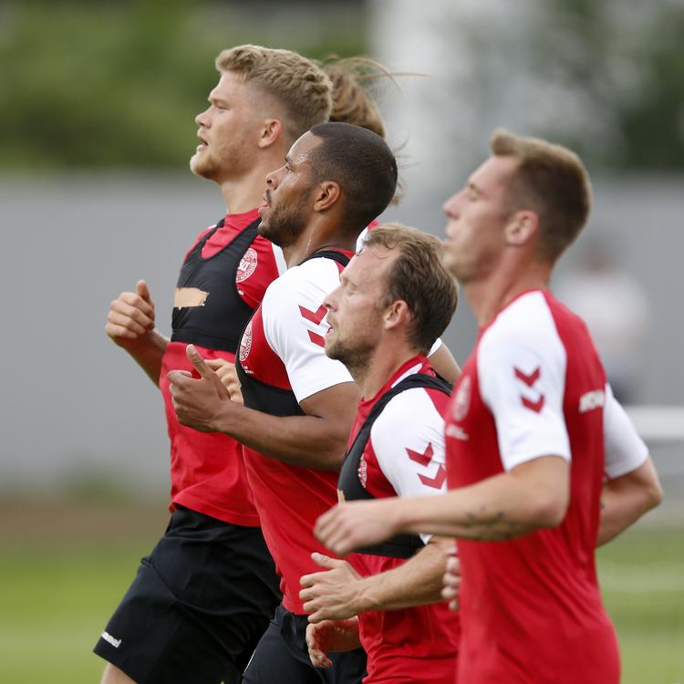 Nej....de danske landsholdsspillere går ikke med bh. Men de træner med en masse måleudstyr, der hele tiden samler data om deres fysik.
    Finn Frandsen/POLFOTO