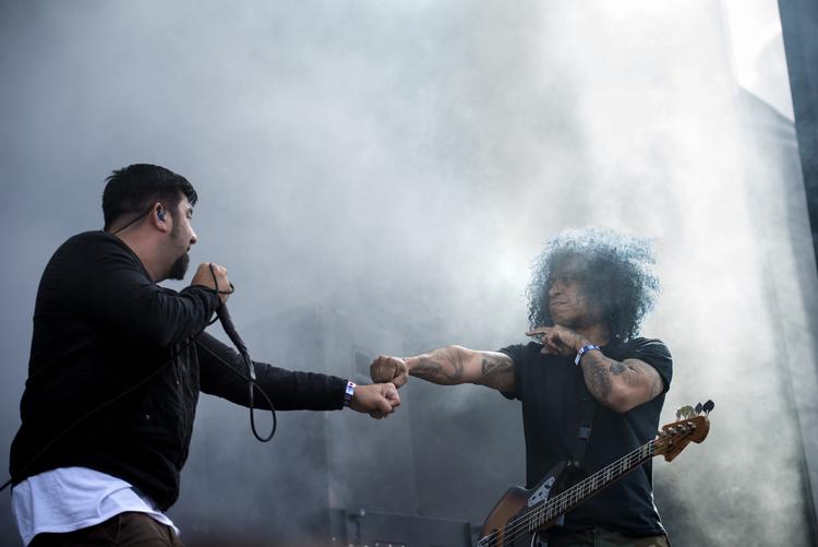 Forsanger Chino Moreno og bassist Sergio Vega gav den gas på Copenhell fredag.

   Maud Lervik/POLFOTO