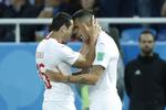 Granit Xhaka (th.) lykønskes af holdkammerat Blerim Dzemaili efter sit udlignende mål for Schweiz. Victor Caivano/AP