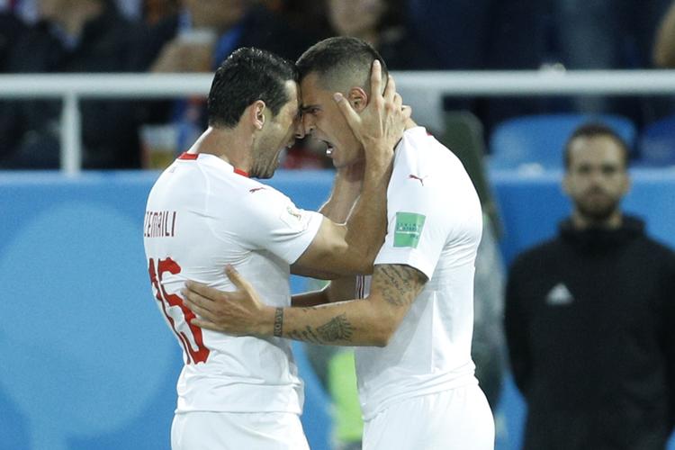 Granit Xhaka (th.) lykønskes af holdkammerat Blerim Dzemaili efter sit udlignende mål for Schweiz. Victor Caivano/AP