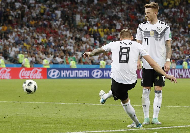 Toni Kroos' frisparksscoring gav Tyskland sejren.  Frank Augstein/AP
