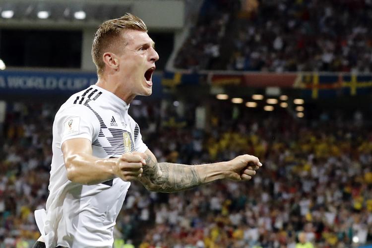 Toni Kroos lavede en fejl, som førte til det svenske mål. Til aller, aller sidst scorede han tyskernes sejrsmål langt inde i overtiden.  Frank Augstein/AP