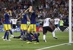Toni Kroos scorer tyskernes sejrsmål til sidst i overtiden. Thanassis Stavrakis/AP