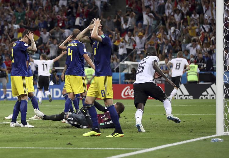 Toni Kroos scorer tyskernes sejrsmål til sidst i overtiden. Thanassis Stavrakis/AP