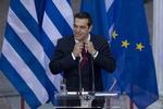 Alexis Tsipras fjernede slipset igen efter at have talt til resten af koalitionsregeringen i fredags. Petros Giannakouris/AP