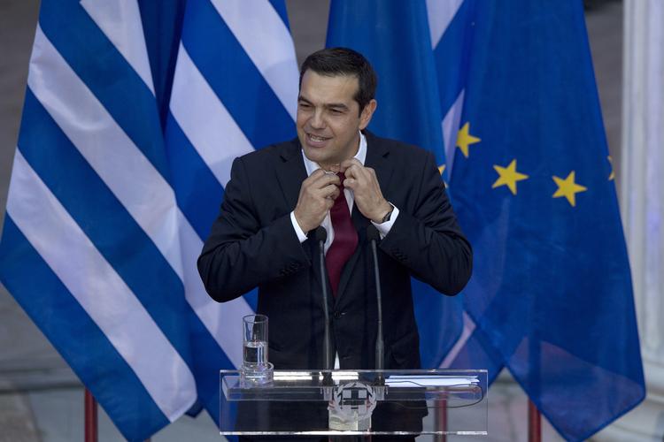 Alexis Tsipras fjernede slipset igen efter at have talt til resten af koalitionsregeringen i fredags. Petros Giannakouris/AP