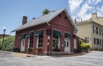 The Red Hen ligger i byen Lexington i Virginia. Et stort flertal af byens 7.000 indbyggere har stemt mod Donald Trump, mens regionen, hvor byen ligger, havde et overvældende flertal, der stemte på præsidenten.  Daniel Lin/AP
