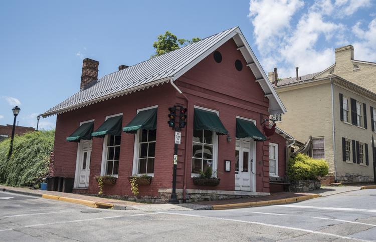 The Red Hen ligger i byen Lexington i Virginia. Et stort flertal af byens 7.000 indbyggere har stemt mod Donald Trump, mens regionen, hvor byen ligger, havde et overvældende flertal, der stemte på præsidenten.  Daniel Lin/AP