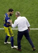 Jimmy Durmaz får en peptalk af sin træner, Janne Andersson. Sergei Grits/AP