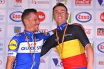 Philippe Gilbert lykønsker loyalt sin holdkammerat Yves Lampaert med det belgiske mesterskab, men lægger ikke skjul på, at han er dybt skuffet over ikke selv at have sikret sig titlen. Foto: Tim de Waele-Getty Images. 