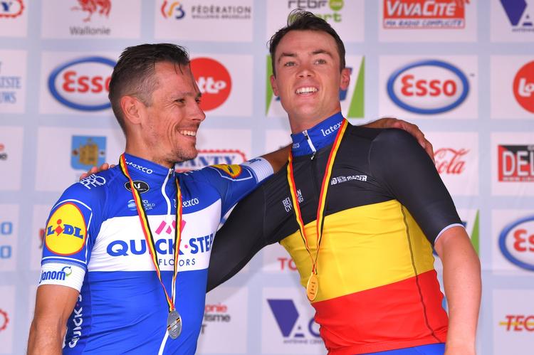 Philippe Gilbert lykønsker loyalt sin holdkammerat Yves Lampaert med det belgiske mesterskab, men lægger ikke skjul på, at han er dybt skuffet over ikke selv at have sikret sig titlen. Foto: Tim de Waele-Getty Images. 