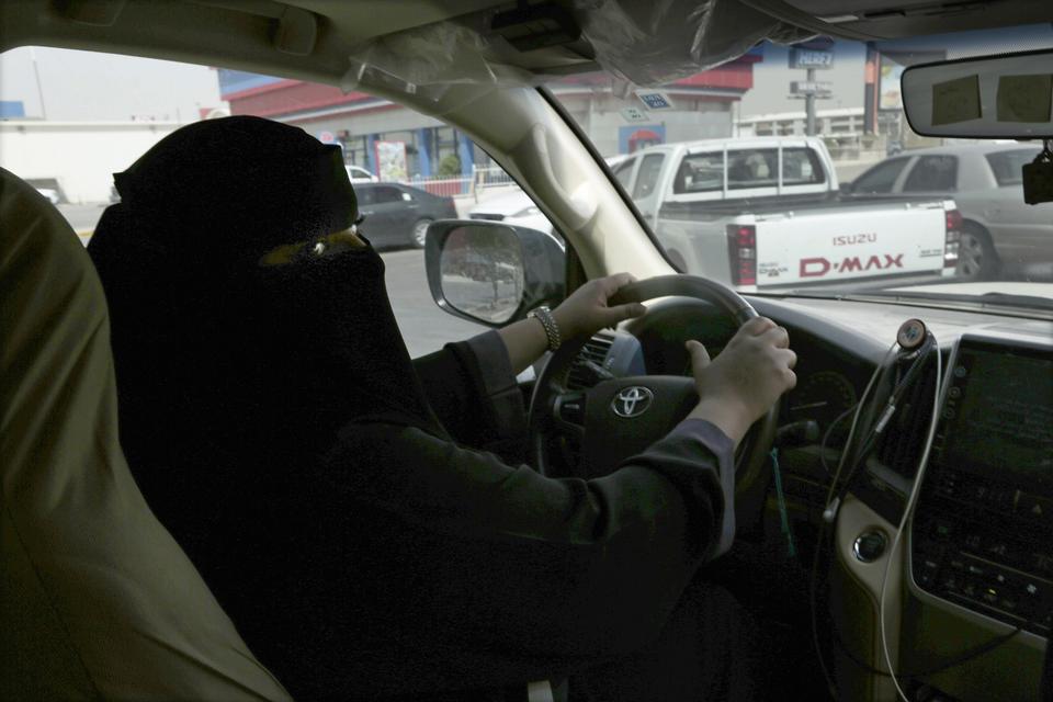 Mabkhoutah al-Mari kører på arbejde første gang. »Det føles smukt. Det har været en drøm, så jeg tror næsten ikke på, at det sker i virkeligheden«, sagde hun til AP.  Nariman El-mofty/AP