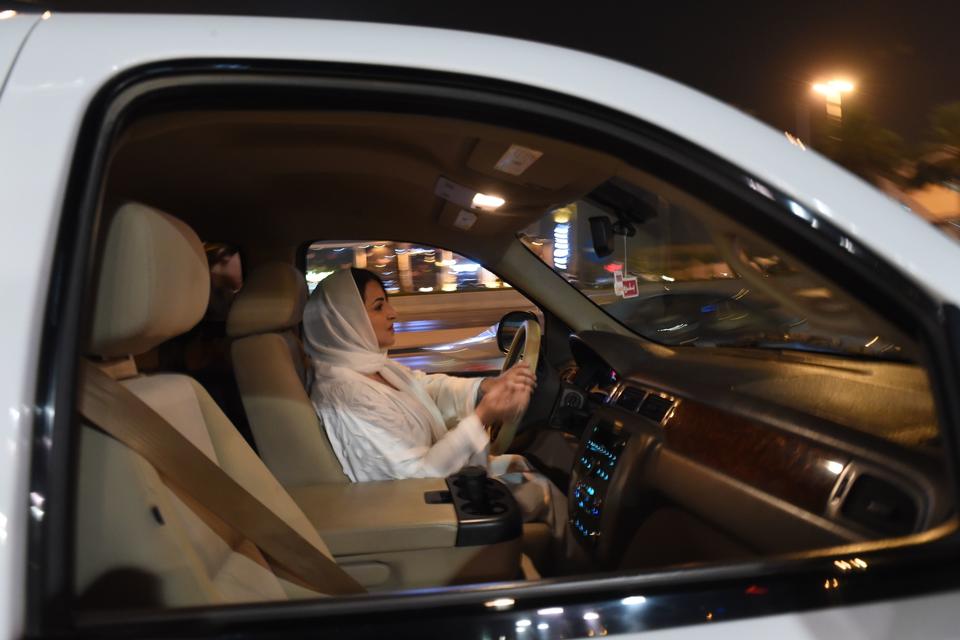 Saudiske Samar Al-Moqren kører sin bil gennem Riyadhs gader lige efter midnat.  Fayez Nureldine/Ritzau Scanpix
